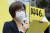 1일 오후 서울 종로구 옛 일본대사관 앞에서 열린 '제1446차 일본군 성노예 문제 해결을 위한 정기 수요 시위'에서 이나영 정의기억연대 이사장이 발언을 하고 있다. 뉴스1