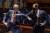 미 하원 금융서비스위원회에 출석한 스티브 므누신 재무장관과 제롬 파월 Fed 의장이 마스크를 착용하고 팔꿈치 인사를 하고 있다. [AFP=연합뉴스]