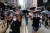 홍콩 보안법에 반대하는 시민들이 1일 거리에서 가두 시위를 벌이고 있다. 시위대는 홍콩 독립파를 상징하는 검은색 셔츠를 입고 검은 우산을 든 채 행진했다. [로이터=연합뉴스]
