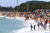지난달 20일 강원 속초해수욕장이 더위를 식히려고 찾은 관광객과 시민들로 붐비고 있다. 연합뉴스