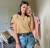 '루이 비통'의 로고 벨트를 착용하고 셀피를 찍고 있는 패션 인스타그래머 마르 와. 사진 마르 와 인스타그램