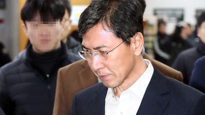'미투' 김지은, 안희정 상대 3억 손배소···"2차 피해 등 책임"