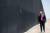 도널드 트럼프 미국 대통령이 지난 달 23일(현지시간) 애리조나주 산루이스에서 '멕시코 장벽'이 200마일(약 321㎞)까지 세워진 것을 기념하는 행사에 참석해 장벽을 걷고 있다. [AFP=연합뉴스]