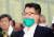 전남 목포에 출마한 민생당 박지원 후보가 지난 4월 15일 오후 전남 목포시 선거캠프에서 각 방송사의 출구조사 결과를 지켜보고 있다. 연합뉴스