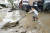 4일 일본 구마모토현 히토요시에 쏟아진 폭우로 호우피해가 발생했다. 한 아이가 집을 덮친 산사태 잔해를 치우는 일을 돕고 있다. [AP=연합뉴스] 