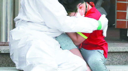[사진] 검사 무서운 초등생, 안아준 의료진