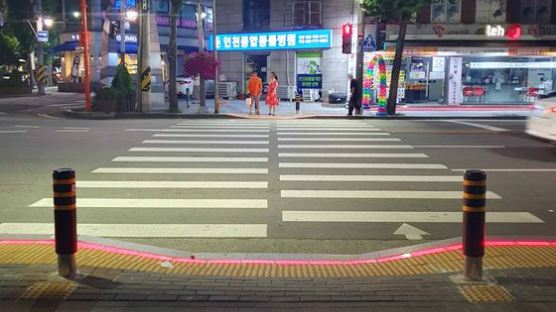 인천 동구, 건널목 안전 지키는 LED 바닥신호등 시범 설치