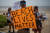 4일(현지시간) 미국 텍사스주 갤버스턴 주민들이 신종 코로나바이러스 감염증(코로나19)으로 해수욕장이 폐쇄되자 항의시위를 하고 있다. REUTERS=연합뉴스