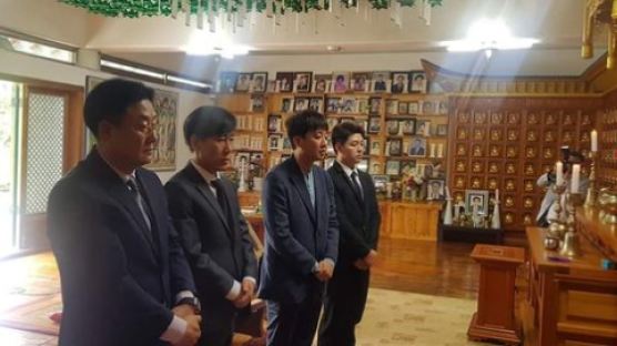 "명예 회복" 약속…전북 '성추행 누명' 순직 교사 추모관 찾은 통합당 인사들