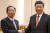 지난해 4월 24일 중국을 방문한 니카이 도시히로 자민당 간사장이 시진핑 중국 국가주석을 만나 악수하고 있다. [로이터=연합뉴스]
