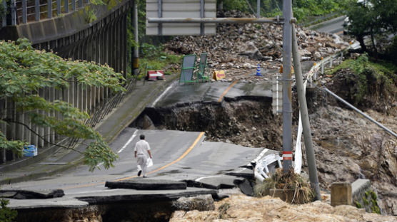 [서소문사진관] 사라진 다리, 무너진 도로… 日 폭우로 60명 사상