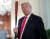 트럼프 미국 대통령이 지난 2일(현지시각) 워싱턴 백악관에서 열린 미국산 제품 전시회에서 야구 배트를 들어 타격 자세를 잡았다. [REUTERS=연합뉴스]