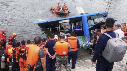 中 대입수험생 태운 버스 저수지 추락···21명 사망, 17명 부상
