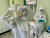 국군대구병원에서 코로나19 확진자 간호에 투입된 신나은 소위(오른쪽)와 박은지 소위가 방호복을 착용하며 임무 투입을 준비하고 있다. [국방부 제공]