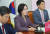 미래통합당 김현아 비대위원(가운데)이 25일 국회에서 열린 비상대책위원회의에서 발언하고 있다. 연합뉴스