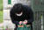세계 최대 아동 성 착취물 사이트 '웰컴 투 비디오' 전 운영자인 손정우 씨가 6일 법원의 미국 송환 불허 결정으로 석방된 뒤 서울구치소를 나서던 중 취재진에게 고개를 숙이고 있다. [연합뉴스]