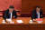 5월 28일 베이징 인민대회당에서 열린 전인대 폐막식에서 시진핑 중국 국가주석(왼쪽)과 리커창 총리가 홍콩 국가보안법 결의를 표결하고 있다. [AFP=연합뉴스]