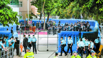 [사진] 방호벽 쌓고 홍콩보안법 감독기관 개소식