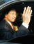 2005년 당시 김종빈 검찰총장이 대검청사에서 퇴임식을 마치고 청사를 떠나고 있다. [중앙포토]