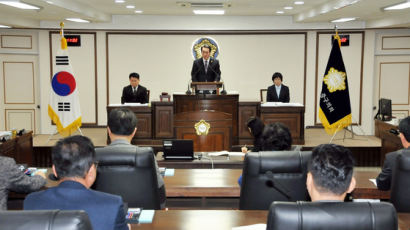‘외유성 연수 논란’ 대전 중구의원, 취소 위약금도 공무원 대납시켜