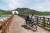 2인용 자전거를 빌려 타고 경천 섬으로 들어가는 관광객의 모습. 최승표 기자