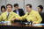 박원순 서울시장(오른쪽)이 지난 1월 28일 오후 서울시청 기획상황실에서 신종 코로나바이러스감염증 종합대책 회의에서 서정협 행정1부시장 내정자와 바이러스 전파 예방 인사법을 선보이고 있다. 뉴스1