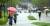 장맛비가 내린 10일 서울 서대문구 연세대학교에서 학생들이 우산을 쓰고 발걸음을 재촉하고 있다. 뉴스1