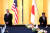 스티브 비건(왼쪽) 미 국무부 부장관이 10일 도쿄에서 모테기 도시미쓰 외상과 만나 회담했다. 두 사람은 코로나19 확대 방지 차원에서 악수를 하지 않았다. [EPA=연합뉴스]