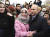 지난 3월 6일 푸틴 대통령이 러시아 이바노보시를 방문해 현지 주민들과 기념 촬영을 하고 있다. 장기 집권에도 불구하고 푸틴의 인기는 여전히 높다. [AP=연합뉴스]