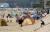  충남 태안군 몽산포 해수욕장을 찾은 시민들이 봄나들이를 즐기고 있다. 뉴스1