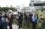 11일 서울시 청사 앞에 마련된 고 박원순 시장 분향소에서 경찰이 찬성과 반대자들의 충돌을 막기 위해 경계를 서고 있다 . 임현동 기자