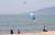 지난 8일 전남 완도군 신지명사십리 해수욕장을 찾은 피서객 주변을 사회적 거리두기 현수막을 매단 드론이 날고 있다. 프리랜서 장정필