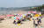 충남 태안군 만리포해수욕장을 찾는 피서객들이 해변에서 즐거운 한때를 보내고 있다. 연합뉴스