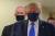 11일(현지시간) 미국 메릴랜드주의 월터 리드 국립 군의료센터를 방문한 도널드 트럼프 미국 대통령이 마스크를 쓴 채 카메라 앞에 섰다. [로이터=연합뉴스]