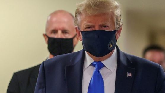 트럼프, 공식 일정 첫 마스크 착용 "적절한 장소서 쓰는거 좋아해"