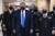 도널드 트럼프 미국 대통령이 11일(현지시간) 메릴랜드주의 월터 리드 국립 군의료센터에 들어서면서 마스크를 쓴 모습으로 카메라 앞에 섰다. [EPA=연합뉴스]