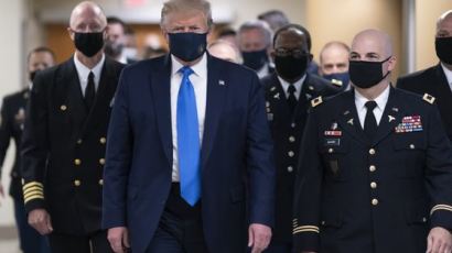[서소문사진관]코로나 19보다 무서운 지지율 추락...마스크 거부하던 트럼프 결국 착용