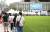12일 오전 서울 중구 서울시청 앞 서울광장에 마련된 고 박원순 서울특별시장 분향소를 찾은 시민들이 조문하고 있다. 우상조 기자