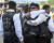 사진은 그린 베레 출신의 오토바이 클럽 회원들이 포옹하는 모습 [AP=연합뉴스]