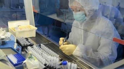 “러시아 자체 개발 코로나19 백신 첫 임상시험 성공”