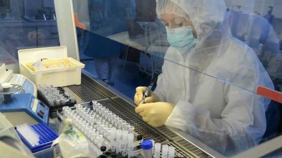 “러시아 자체 개발 코로나19 백신 첫 임상시험 성공”
