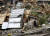 일본 규슈의 구마모토현 구마에서 6일 한 부부가 폭우에 무너진 부모의 집을 살펴보고 있다. 로이터=연합뉴스