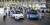 지난달 26일 독일 츠비카우의 폴크스바겐 공장에서 마지막 내연기관 차량인 골프 바리안트(왼쪽)를 생산한 뒤, 앞으로 생산하게 될 전기차 ID.3와 함께 직원들이 기념촬영하고 있다. [사진 폴크스바겐]