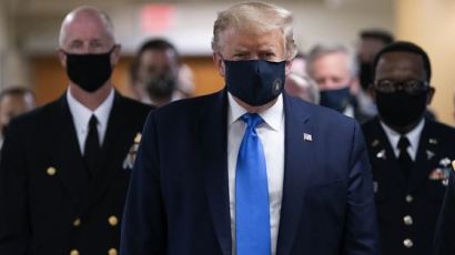 미국 하루 확진 7만 되자, 트럼프 공식석상 첫 마스크 썼다
