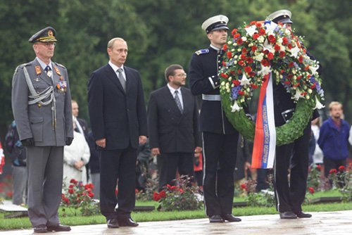 핀란드를 방문한 블라디미르 푸틴 러시아 대통령이 만네르하임 원수의 묘지에 헌화하고 있다. 만네르하임의 묘지는 핀란드 독립과 위엄, 자존의 상징이다.[중앙포토]