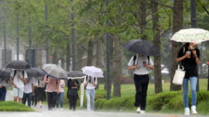 "출근길 우산 챙기세요" 전국에 비, 서해안 여객선 통제