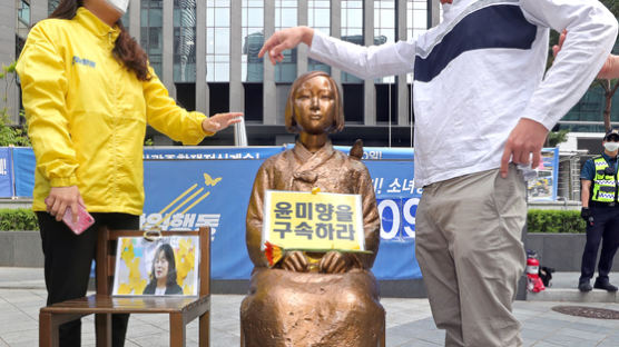 진중권 "민주당, 유치한 판타지···윤미향 지켜야 한다 생각" 