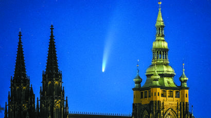 [한 컷] 여름밤 수놓는 혜성 맨눈으로 볼 수 있다