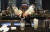 미국 캘리포니아 산타 클라리타의 한 술집에서 마스크를 쓴 바텐더가 칵테일을 제조하고 있다. 개빈 뉴섬 캘로포니아 주지사는 13일 주 전체 술집과 식당의 실내 영업을 다시 중단한다고 발표했다. [AP=연합뉴스]