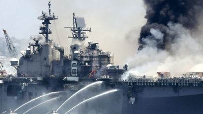 [사진] 미 강습상륙함에 큰불